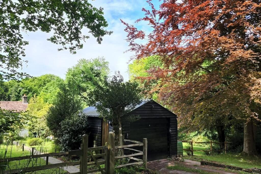 Ashdown Forest Character Cottage, 18Th Century Crowborough Exterior photo